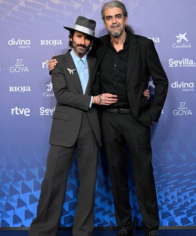 Leiva junto a Fernando León de Aranoa en los Premios Goya 2023.