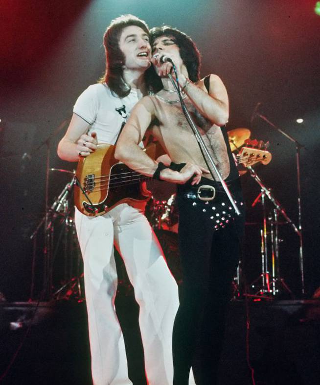 John Deacon y Freddie Mercury, en un concierto de Queen de 1977.