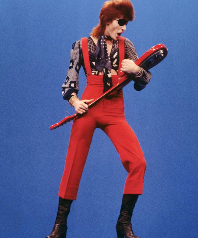 David Bowie, tocando la canción &#039;Rebel Rebel&#039; en 1974.