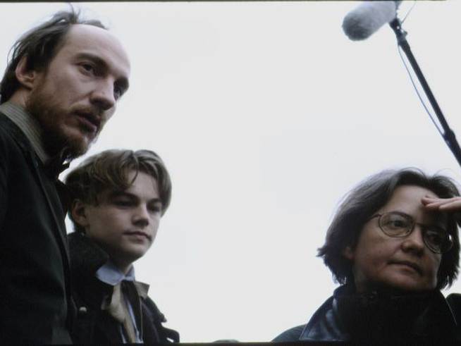 (De izq a der) David Thewlis, Leonardo DiCaprio y Agnieszka Holland en el rodaje de &#039;Vidas al límite&#039;