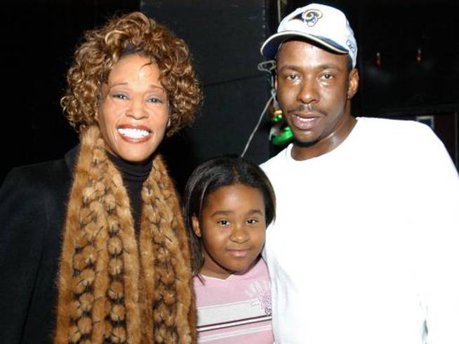 Whitney Houston con su hija, Bobby Kristina, y su marido Bobby Brown.