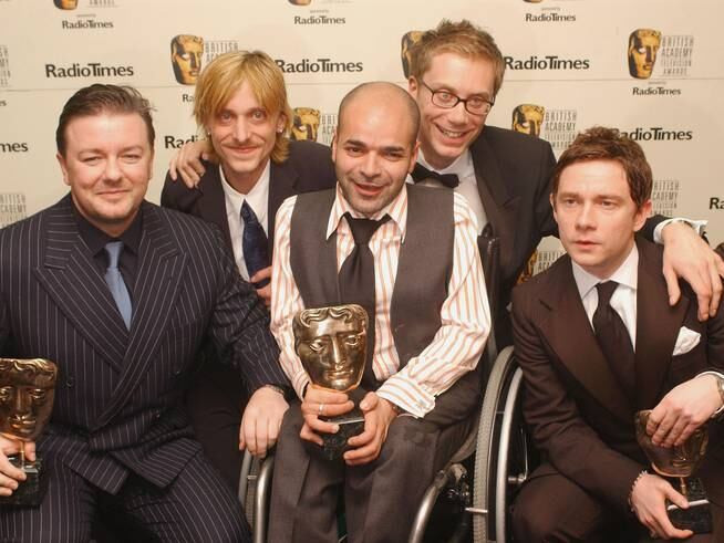 Ricky Gervais con sus compañeros de &#039;The Office&#039; con el premio a Mejor Comedia de Situación y Actuación de Comedia de &quot;The British Academy Television Awards&quot; en 2004