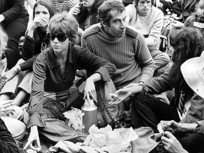 En el festival de Wight Island, la actriz estadounidense Jane Fonda y el director francés Roger Vadim, sentados entre los jóvenes de los años 70, mientras esperan el concierto de Bob Dylan.