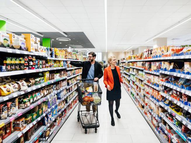 Una pareja en un supermercado.