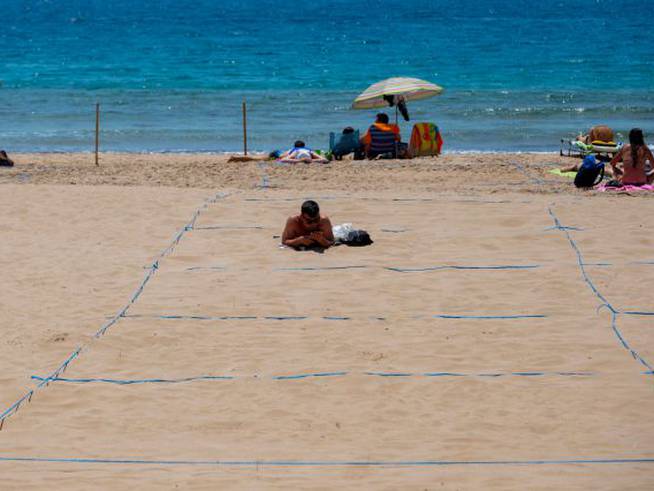 Playa de Benidorm (Alicante) con medidas de seguridad para garantizar el distanciamiento social.