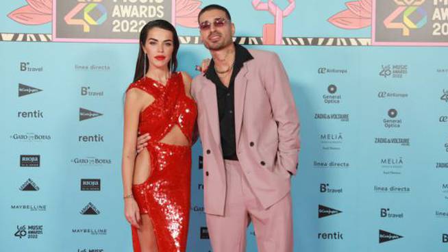 Violeta Mangriñán y Fabbio en la alfombra roja de LOS40 Music Awards 2022.