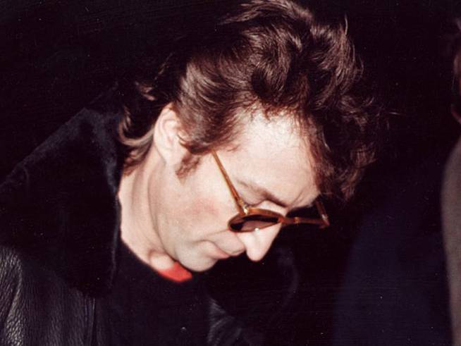 John Lennon firma un autógrafo a Marc David Chapman, el &quot;fanático&quot; que horas después ocasionaría su muerte.