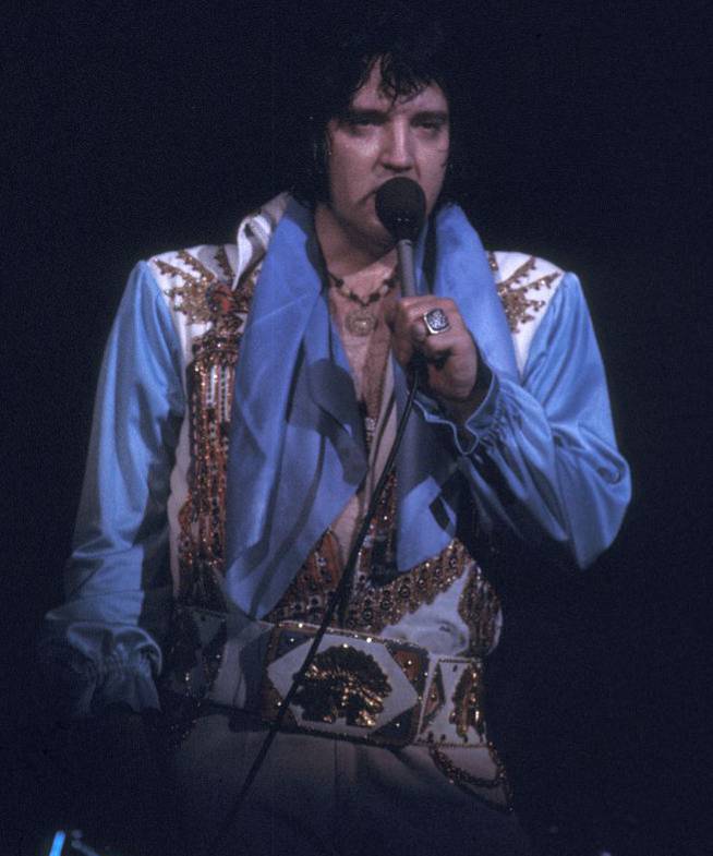 Elvis Presley, durante un show en 1976 en el Spectrum de Philadelphia, Pennsylvania.