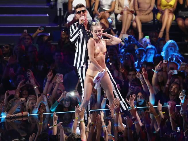 Miley Cyrus y Robin Thicke en los MTV Video Music Awards de 2013.(Photo by Neilson Barnard/Getty Images for MTV)