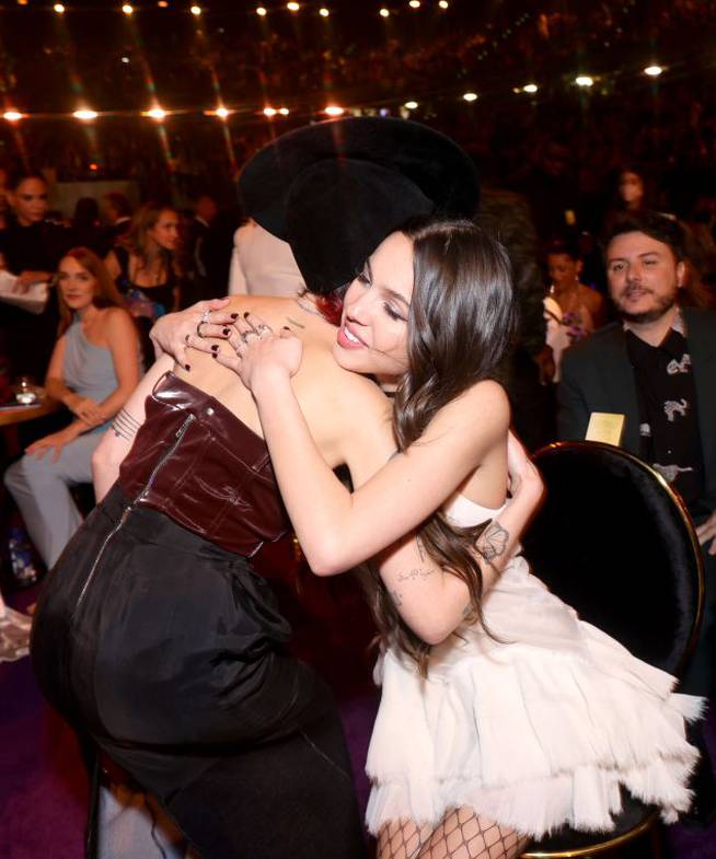 Olivia Rodrigo y Halsey, cariñoso encuentro en los Grammy 2022.