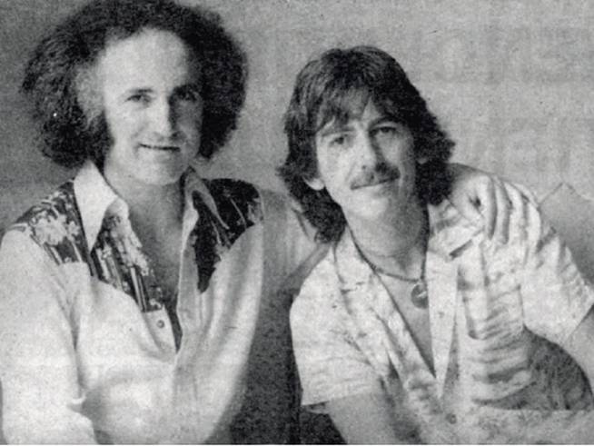 Joaquín Luqui posa con el beatle George Harrison
