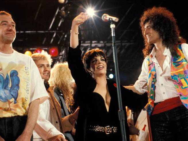 John Deacon y Brian May, junto a Liza Minelli en con concierto homenaje a Freddie Mercury celebrado en Wembley en 1992.