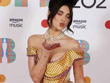 Dua Lipa brilla en los Premios Brit 2021 con su look: ¿Un homenaje a Amy Winehouse?