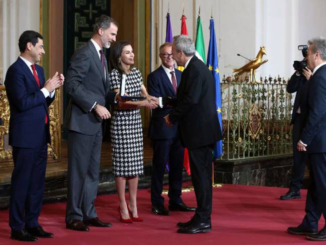 Los Reyes de España entregan la Medalla de Oro de las Bellas Artes a David Summers.