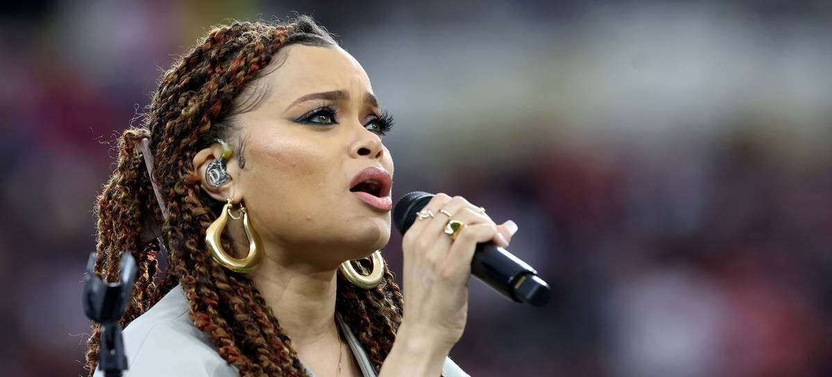 Andra Dy cantando el himno en la Super Bowl 2024