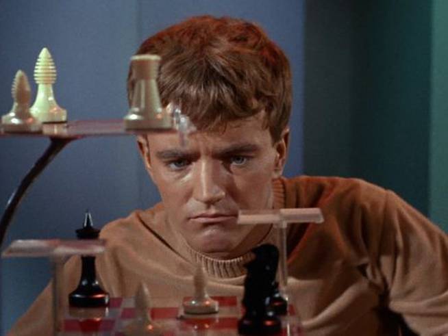 El actor Robert Walker Jr. interpreta a Charlie Evans durante una secuencia de la serie Star Trek (1966)