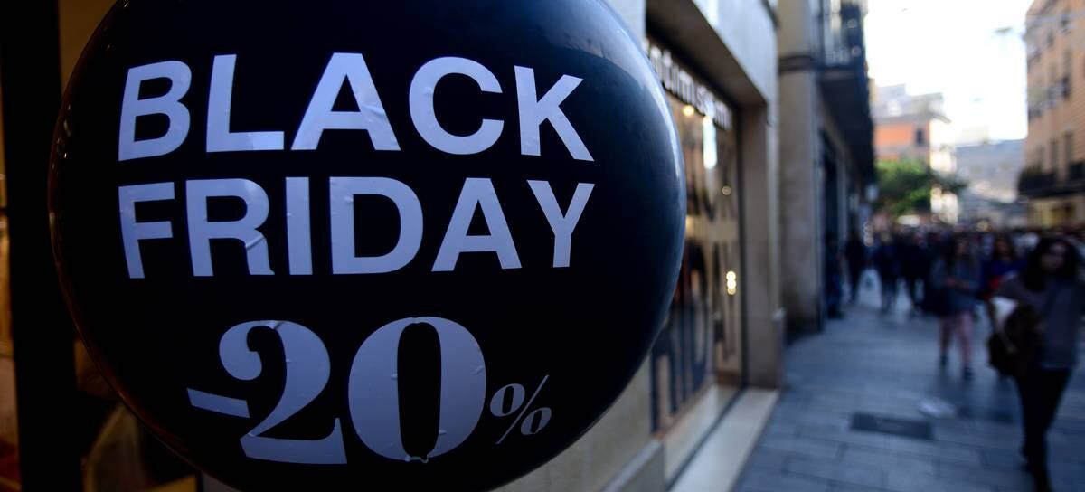 Una tienda de Barcelona anuncia descuentos por el Black Friday.
