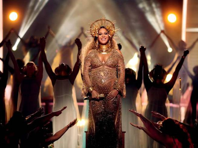 Beyoncé como una diosa en los Grammy 2017.