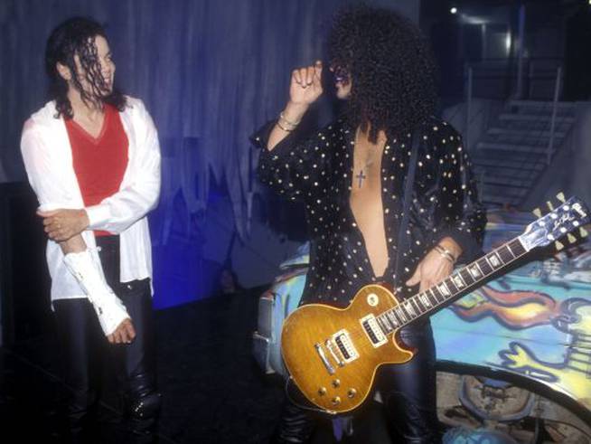 Michael Jackson y Slash, durante el rodaje del videoclip de &#039;Give in to me&#039;, el 22 de noviembre de 1990