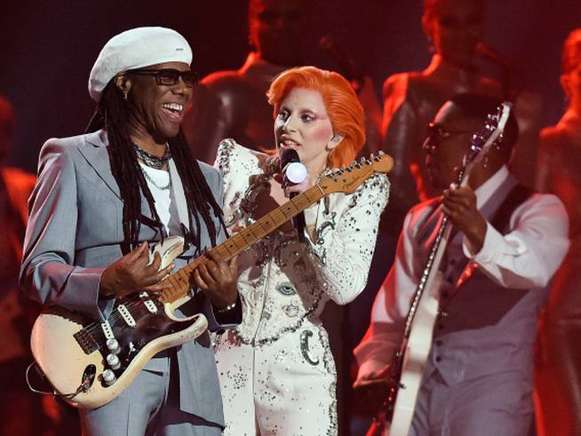 Nile Rodgers (izquierda) y Lady Gaga, durante el tributo a David Bowie en los Grammy de 2016.
