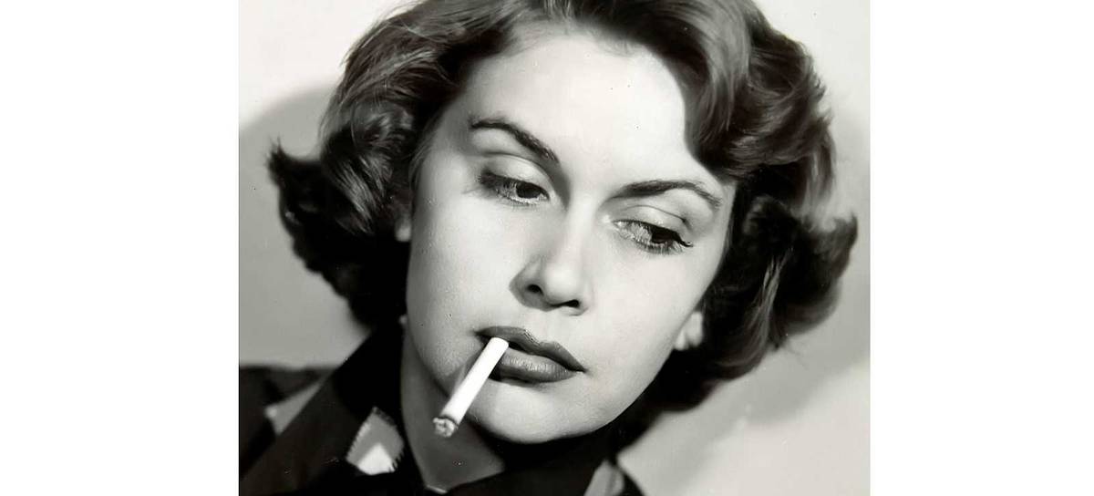 Ana Mariscal fumándose un cigarro.