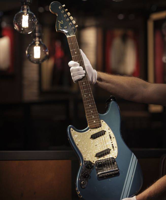 La guitarra Fender Mustang de 1969 de Kurt Cobain subastada en 2022. 