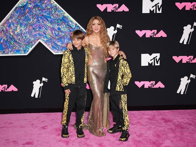 Shakira, con sus hijos, en los MTV Music Video Awards 2023.