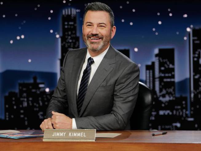Jimmy Kimmel en la mesa de su programa.