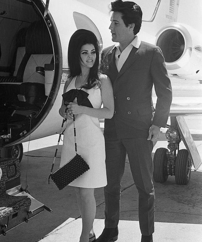 Elvis Presley y su mujer Priscilla. 