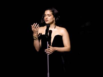 Rosalía saca todo su poderío con un tributo a Rocío Jurado en su actuación de los Latin GRAMMY 2023