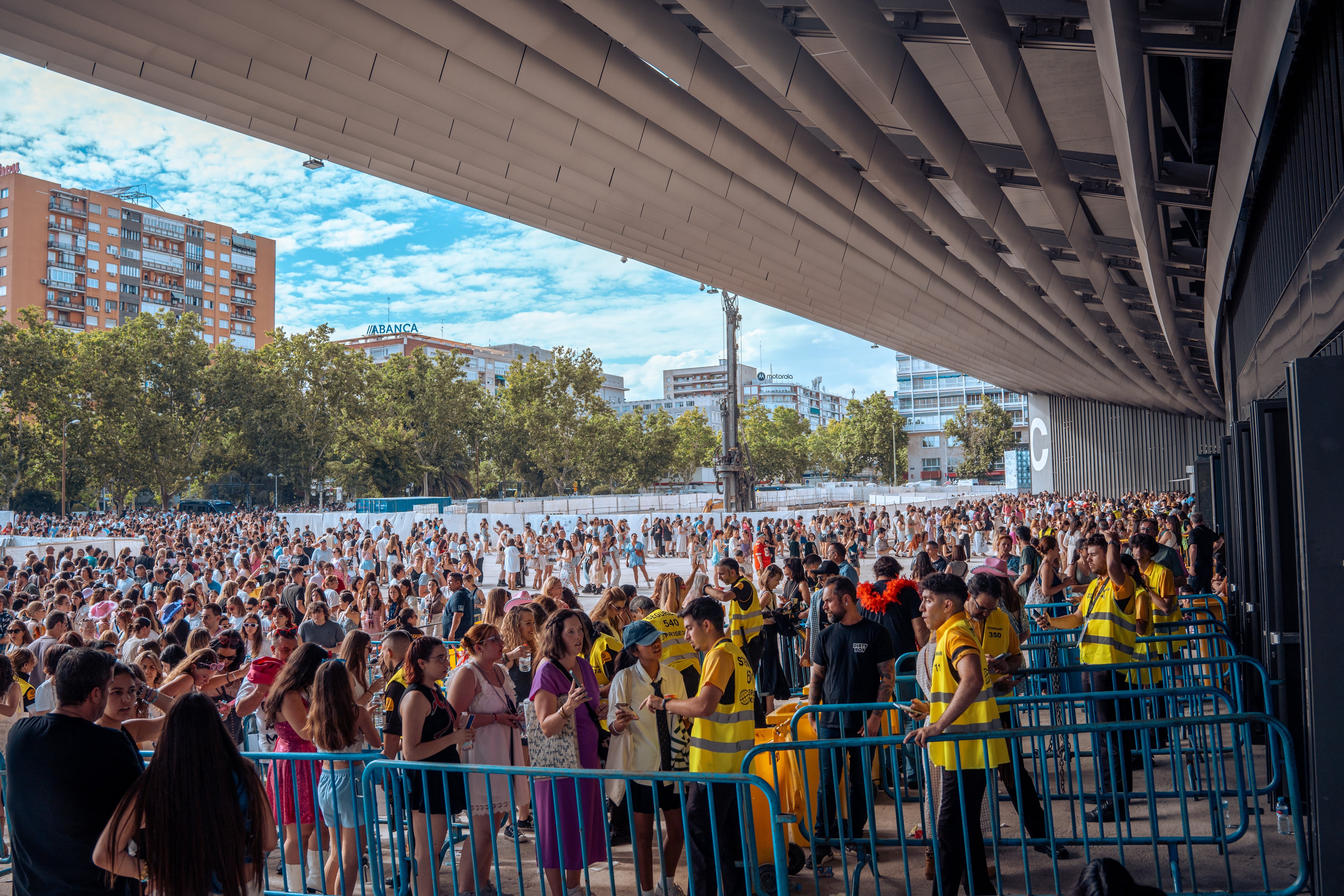 Ni latas, ni sprays: qué puedes meter (y qué no) en el concierto de Karol G en el Santiago Bernabéu