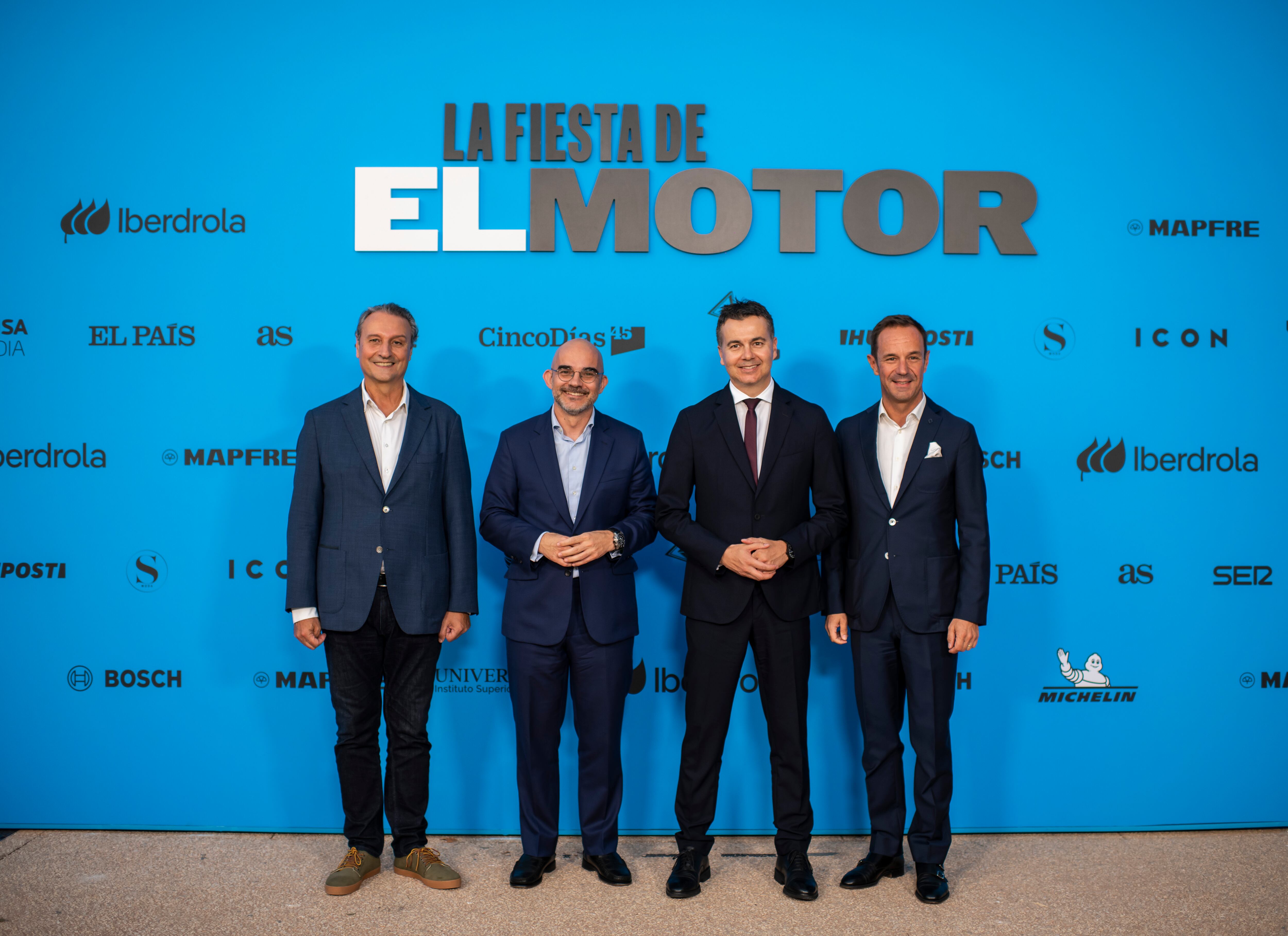 El presidente de Prisa Media, Carlos Núñez, fotografiado en La Fiesta del Motor junto al Ministro de Industria, Comercio y Turismo, Héctor Gómez y algunos de los directivos de las principales firmas de automoción.