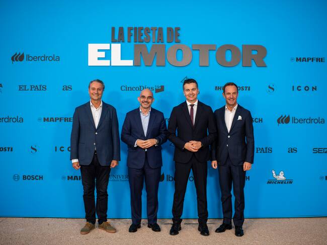 El presidente de Prisa Media, Carlos Núñez, fotografiado en La Fiesta del Motor junto al Ministro de Industria, Comercio y Turismo, Héctor Gómez y algunos de los directivos de las principales firmas de automoción.