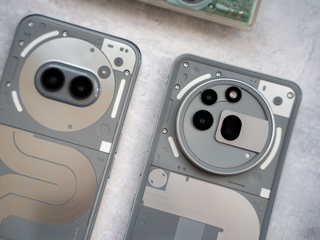 Los dos únicos terminales "plateados" de Nothing.