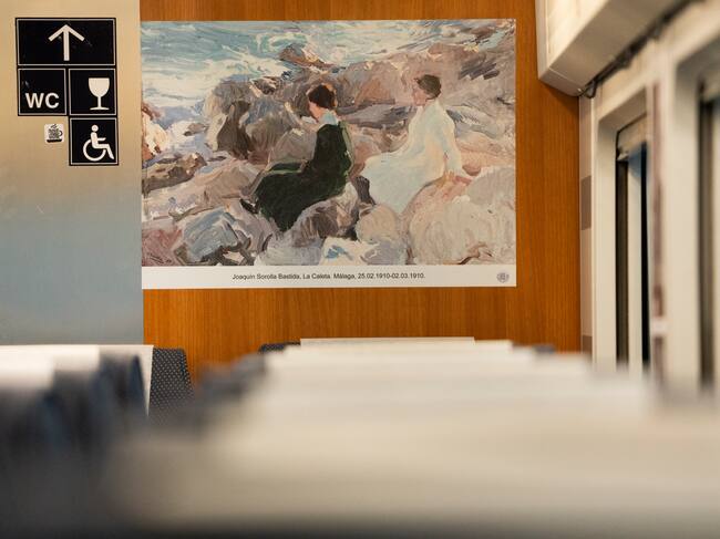 Obras expuestas en un carruaje durante la presentación de la exposición fotográfica &#039;Sorolla. Un centenario en cien imágenes&#039;.