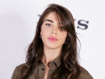 Violeta Mangriñán presume de embarazo en la Feria de Sevilla con un increíble vestido de flamenca