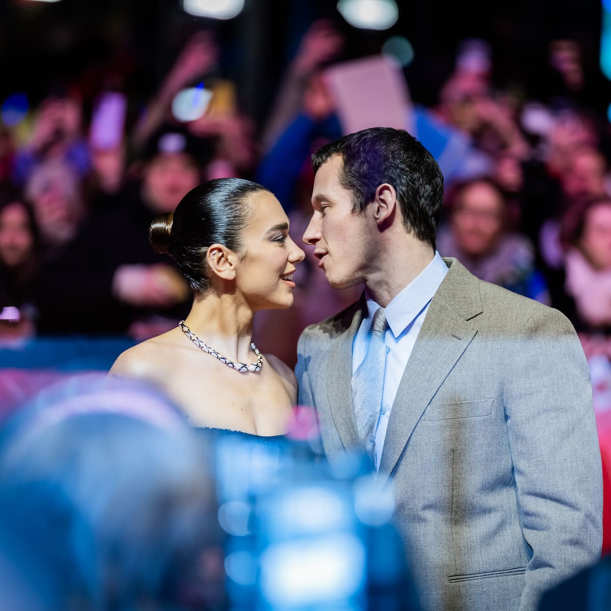 Dua Lipa y Callum Turner se conocieron gracias a este libro: analizamos qué esconde 'Trust'