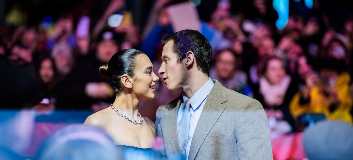 La cantante Dua Lipa y el actor Callum Turner posan en la alfombra roja durante el estreno de la película 'Rosebush Pruning' en el Berlinale Palast. La 76.ª edición del Festival Internacional de Cine de Berlín se celebrará del 12 al 22 de febrero de 2026.
