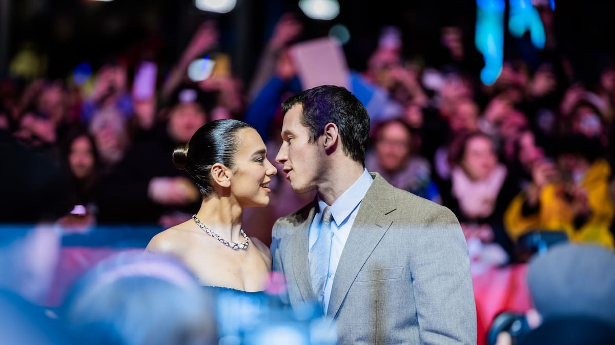 Dua Lipa y Callum Turner se conocieron gracias a este libro: analizamos qué esconde 'Trust'