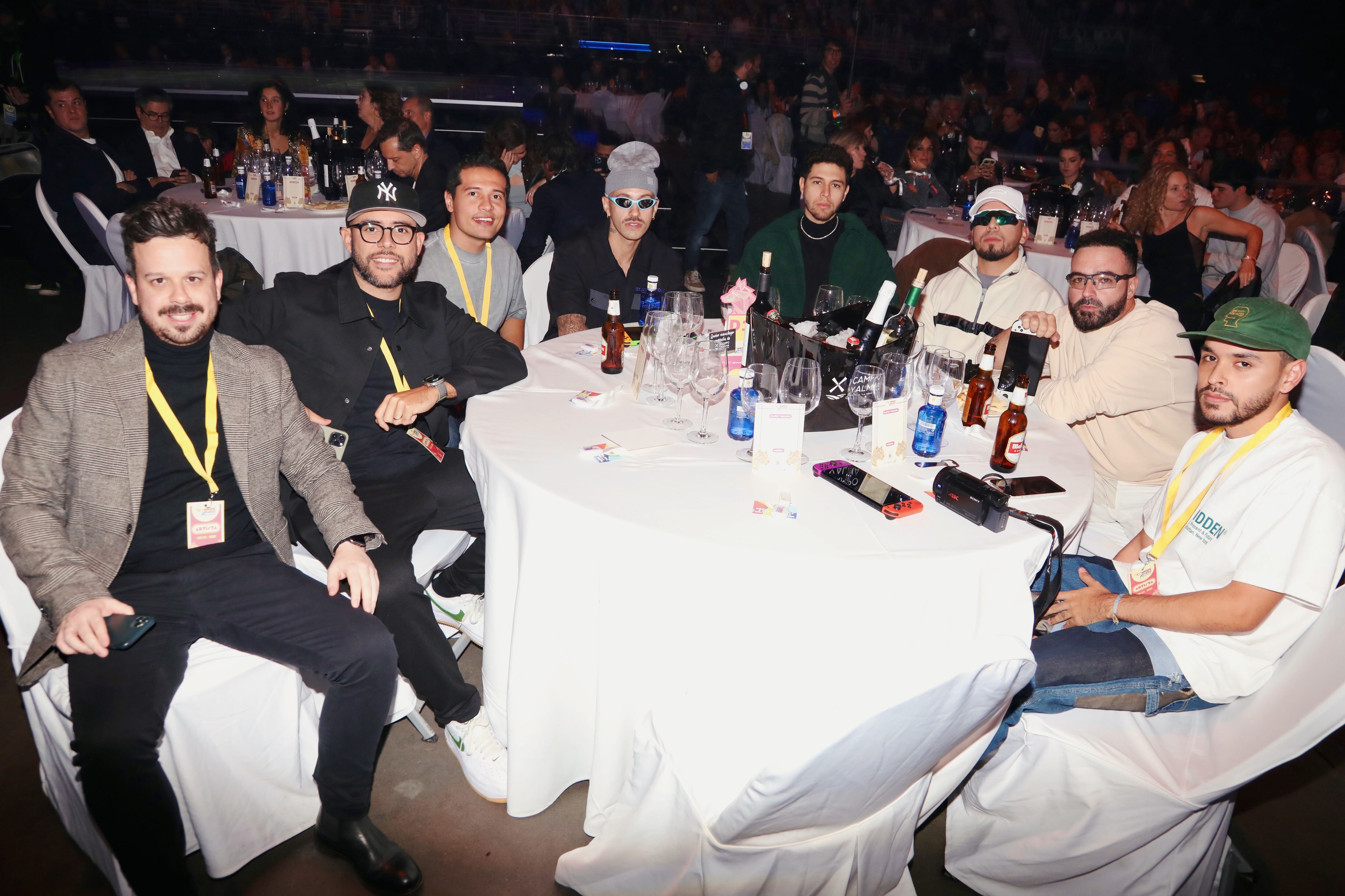 Feid, una de las estrellas de la noche,  y todo su equipo.