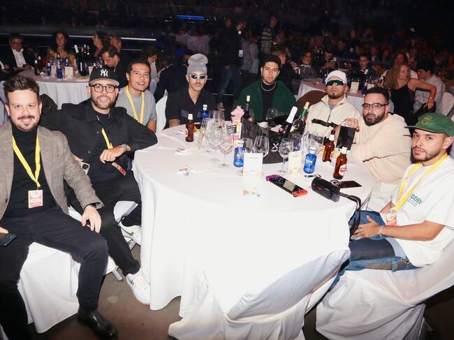 Feid, una de las estrellas de la noche, y todo su equipo.