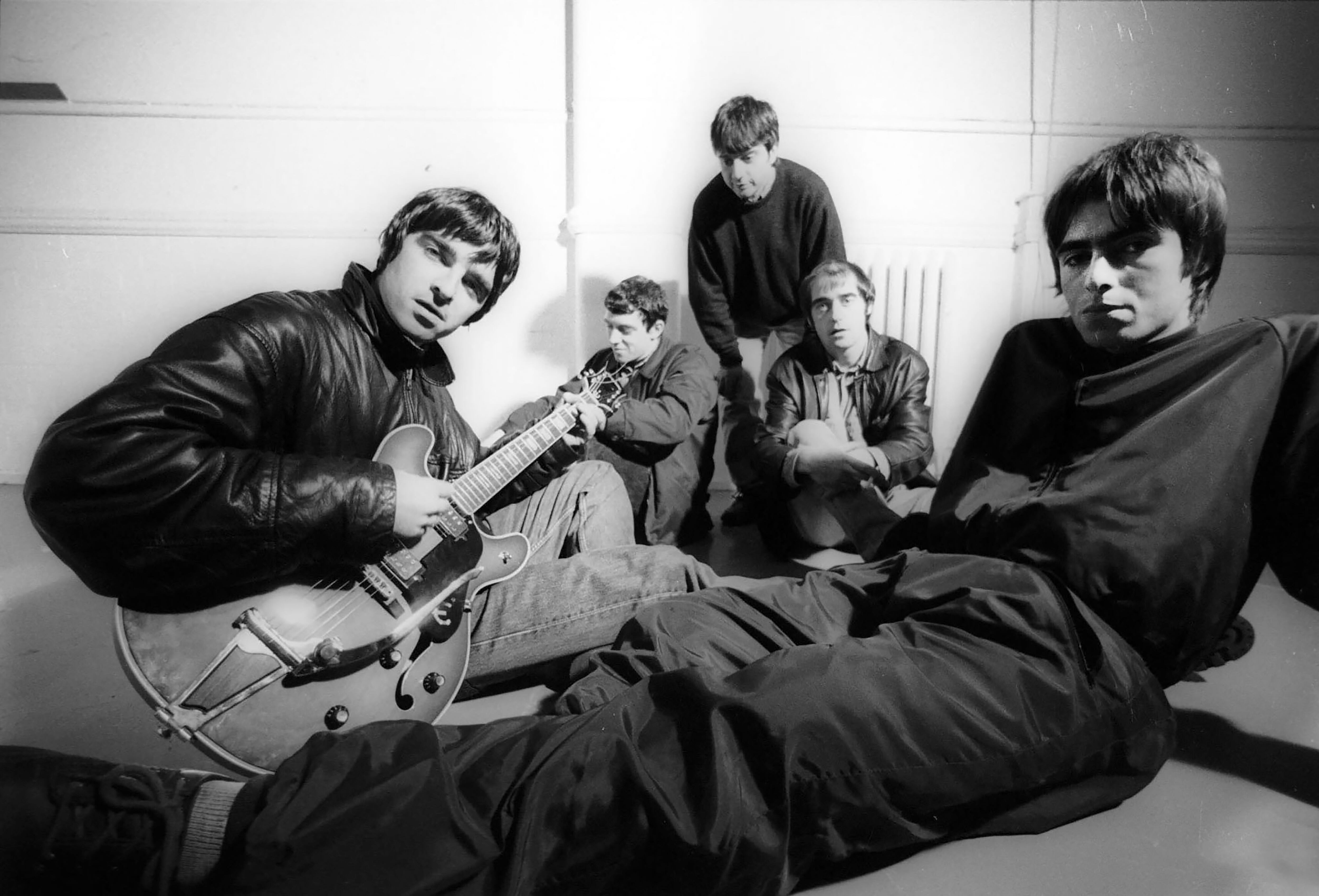 Retrato grupal de la banda de rock británica Oasis en los estudios Nomad de Manchester, Reino Unido, el 29 de noviembre de 1993. De izquierda a derecha: Noel Gallagher, Paul Arthurs (también conocido como Bonehead), Paul McGuigan, Tony McCarroll y Liam Gallagher. (Foto de James Fry/Getty Images)