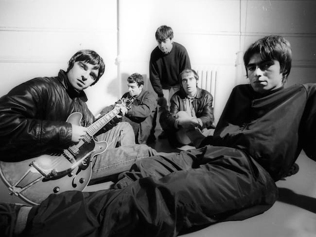 Retrato grupal de la banda de rock británica Oasis en los estudios Nomad de Manchester, Reino Unido, el 29 de noviembre de 1993. De izquierda a derecha: Noel Gallagher, Paul Arthurs (también conocido como Bonehead), Paul McGuigan, Tony McCarroll y Liam Gallagher. (Foto de James Fry/Getty Images)
