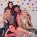 Fran Perea rejuvenece junto a Ginebras con ‘La chica de la habitación de al lado’, la mítica de ‘Los Serrano’