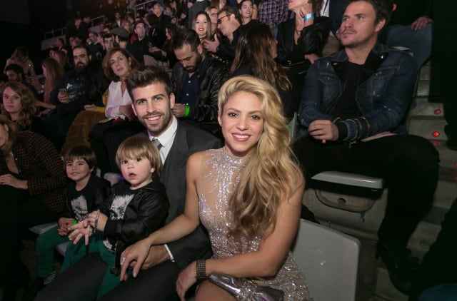 La familia de Shakira, los Piqué-Mebarak, al completo; detrás, Dani Martín