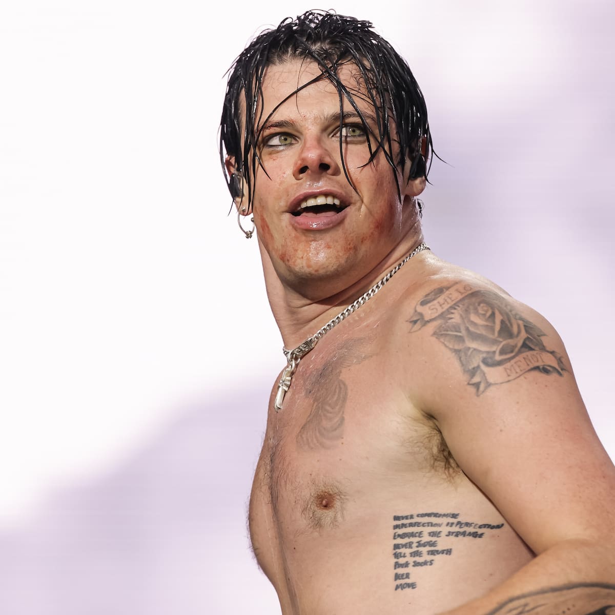 Yungblud se rompe una pierna en un accidente de moto y toma una decisión sobre sus conciertos