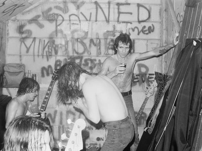 AC/DC en el backstage en un concierto de 1980