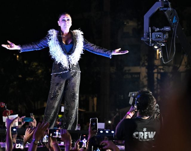 Isabel Pantoja, rendida a sus fans durante la gala Mr Gay 2022.