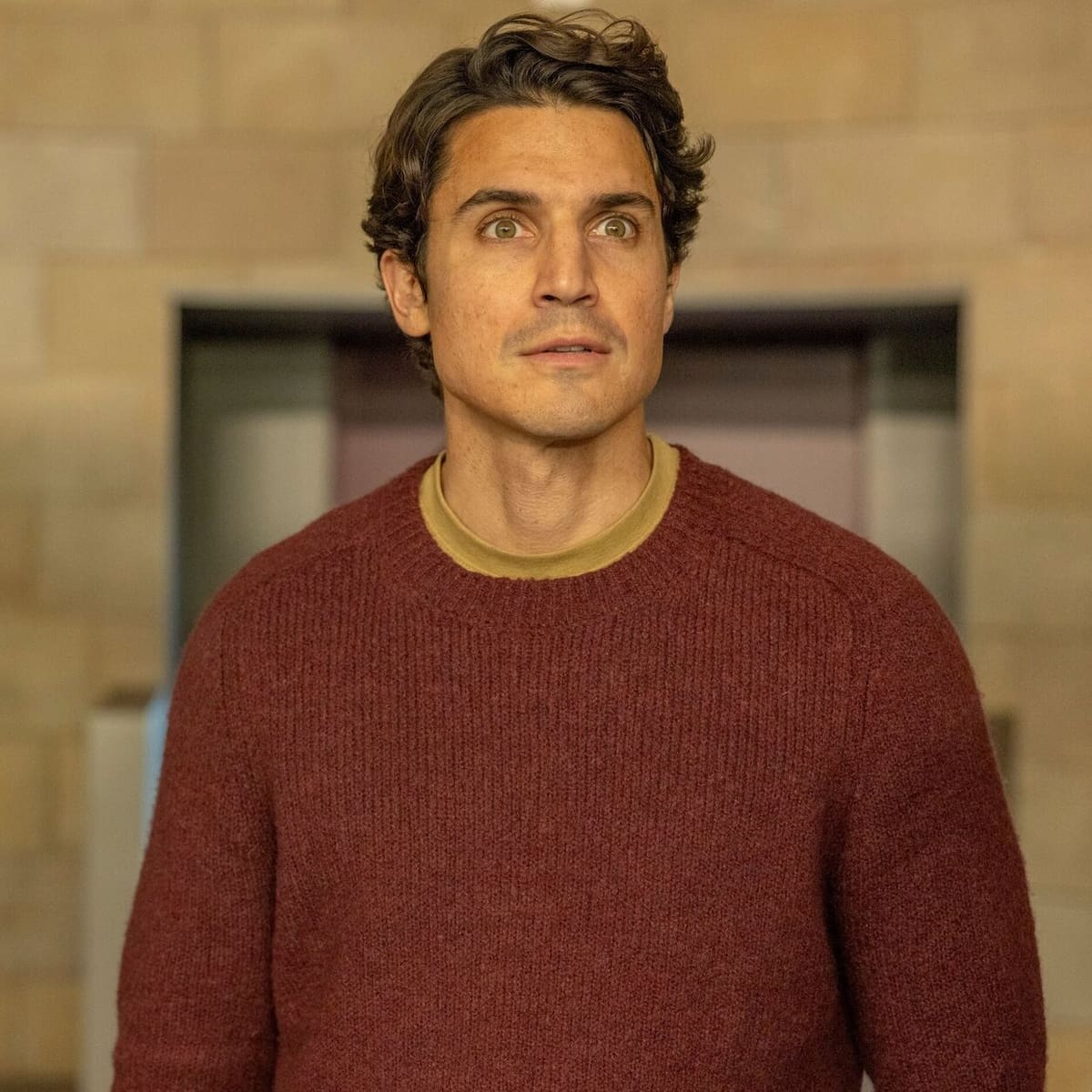 Álex González, protagoniza 'Day One' en Prime Video, y confiesa cuánto tiempo dedica al móvil: "Me da vergüenza"