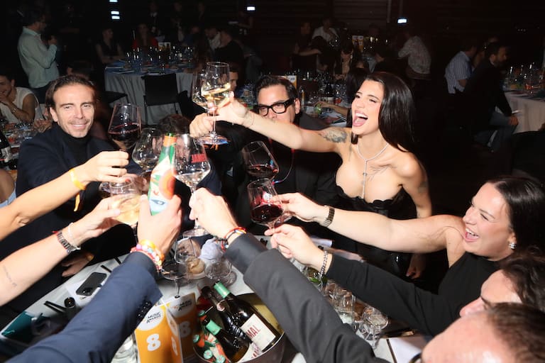 La artista celebró con todo su equipo el premio a Artista Revelación.